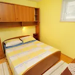 5659a * Postira